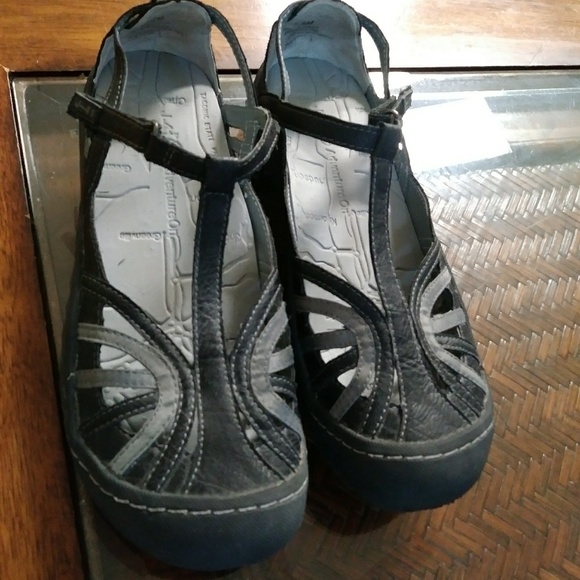 J-41 Shoes - J-41Dash Jeep Traction Sole T-Strap 7.5M Sandals